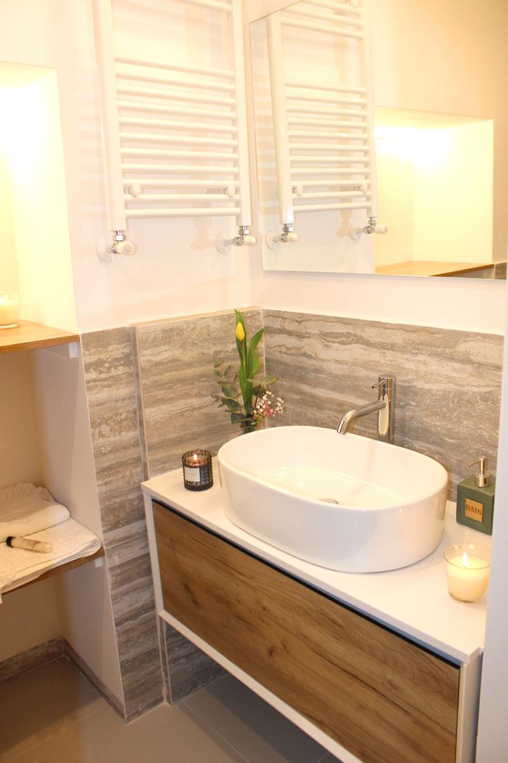 Ensuite 2 bathroom with a basin on a wooden vanity