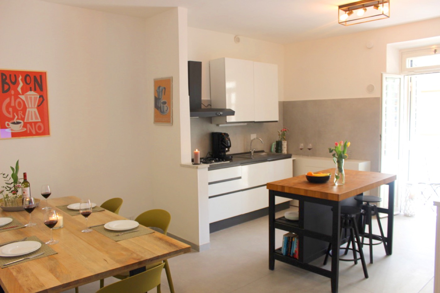Dining table beside the kitchen and kitchen island